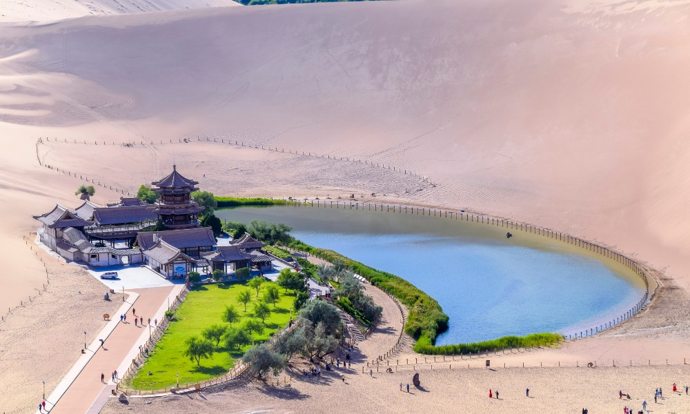 Hồ Bán Nguyệt tuyệt đẹp, nằm giữa sa mạc Mingsha