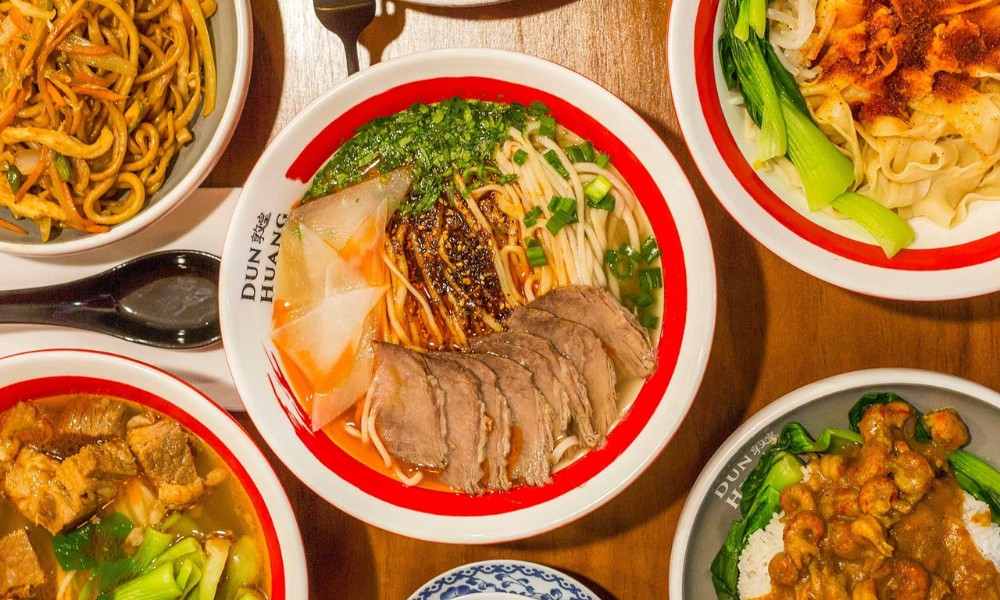 Mì vàng với thịt lừa là món ăn đặc trưng của vùng đất Đôn Hoàng