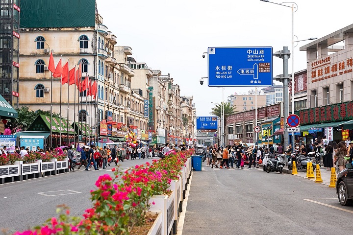 Hàng quán san sát trên phố King Đông Hưng đầy náo nhiệt