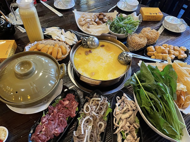 Lẩu sữa béo ngậy với nước dùng trắng đục đặc trưng tại quán Mã Đại Gia