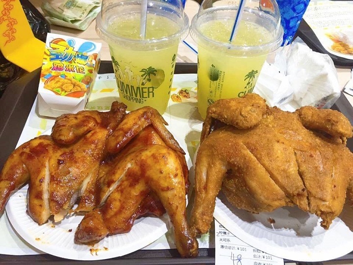 Gà rán nguyên con giòn rụm tại quán Do & Me, đối diện siêu thị Bách Hội