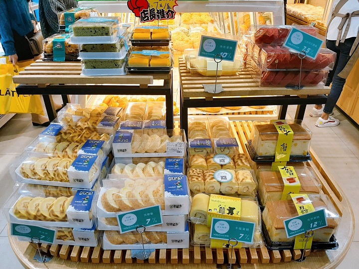 Bánh ngọt tươi ngon, đa dạng hương vị tại tiệm Yolo, ngã ba siêu thị Bách Hội.