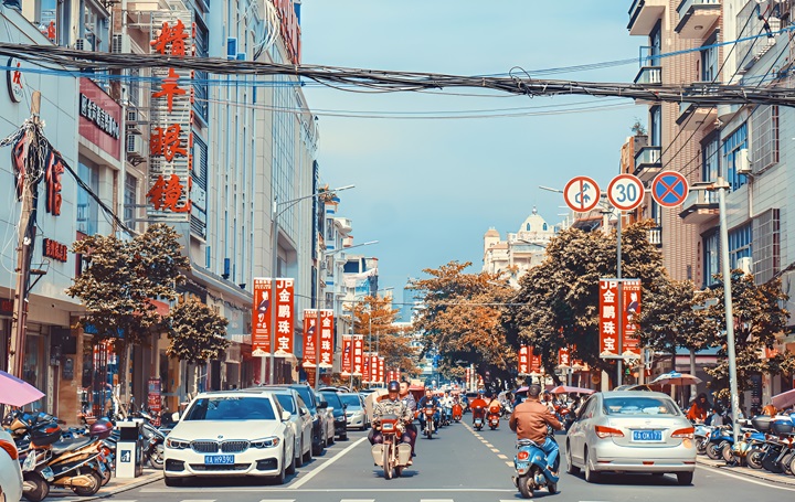 Giao thông trong trung tâm Đông Hưng khá đa dạng và dễ tiếp cận
