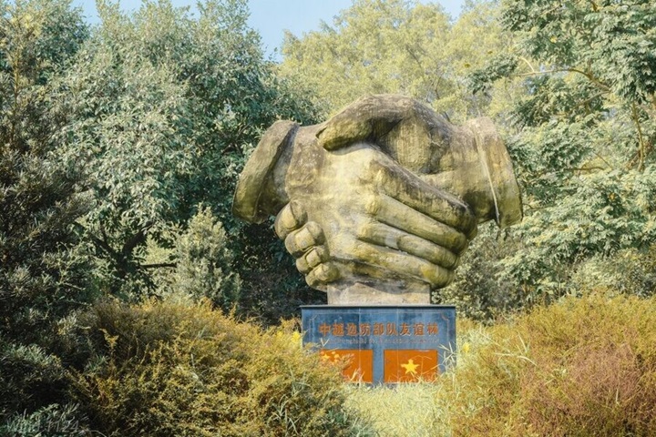 Bức tượng thể hiện mối quan hệ hữu nghị giữa Trung - Việt