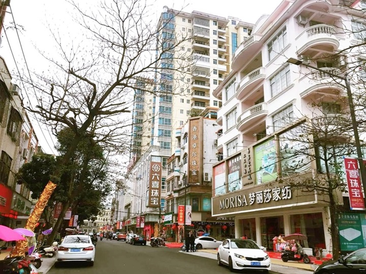 Dãy cửa hàng mua sắm tấp nập trên phố Quế Châu