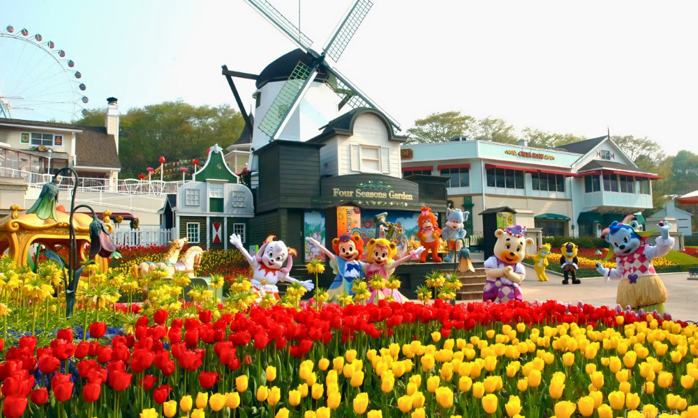 Khu vườn hoa European Adventure với cối xay gió và các nhân vật hoạt hình đáng yêu