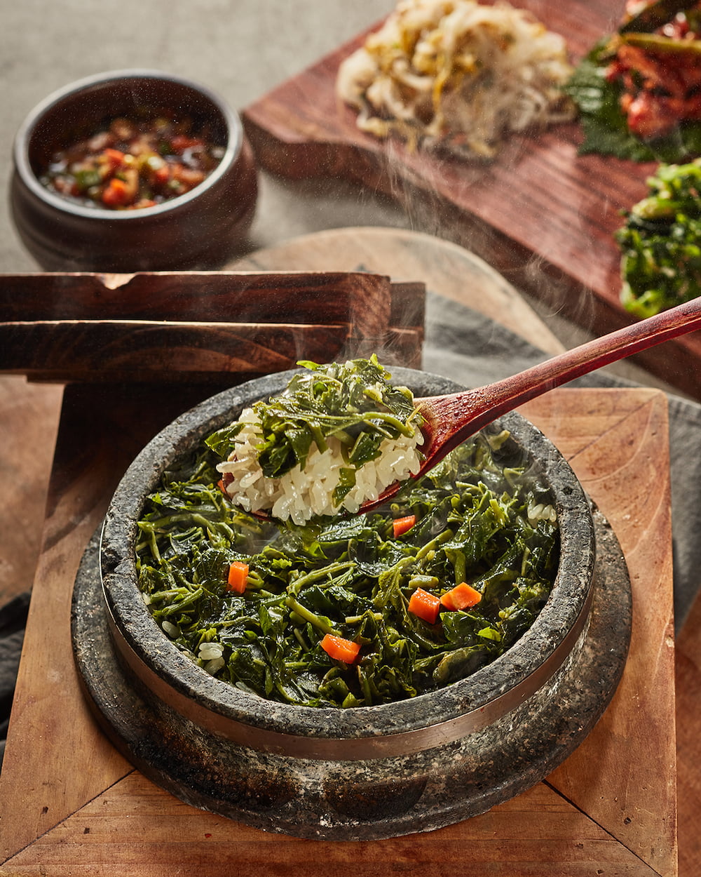 Cơm lá dâu Wonju được chế biến từ lá dâu tằm non nêm dầu mè và nước tương