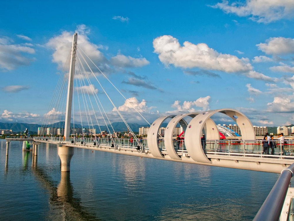 Cầu kính Soyanggang Skywalk dài 174m hứa hẹn đem đến cho bạn những trải nghiệm thú vị