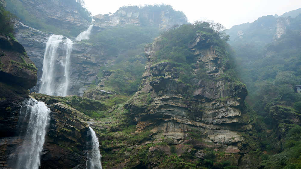 Chiêm ngưỡng các thác nước hùng vĩ tại núi Lư Sơn