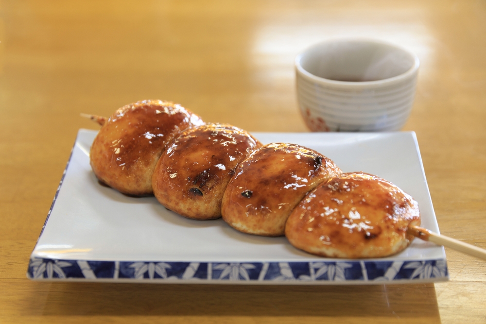 Bánh Yakimanju phủ nước sốt miso ngọt đậm đà