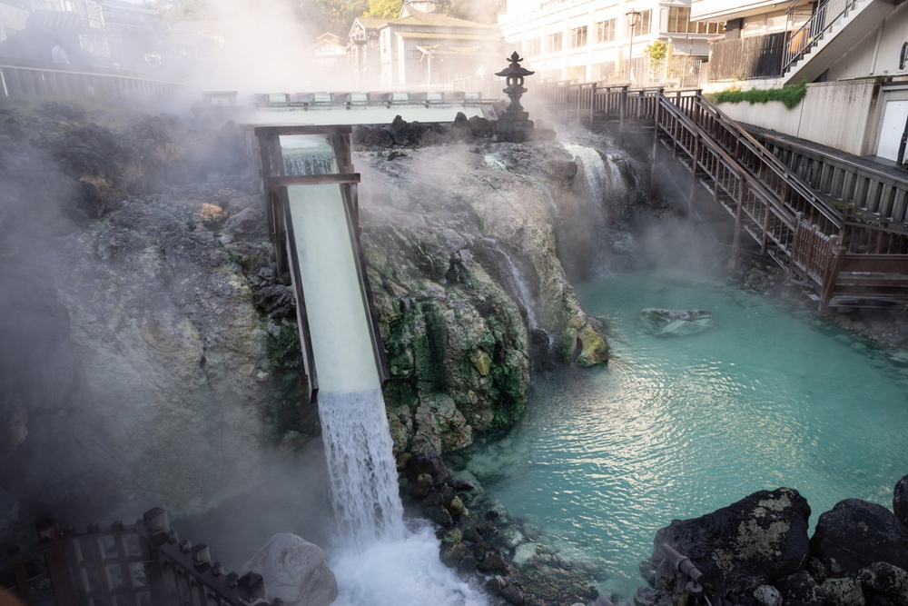 Suối nước nóng Onsen giàu khoáng chất giúp thư giãn tinh thần