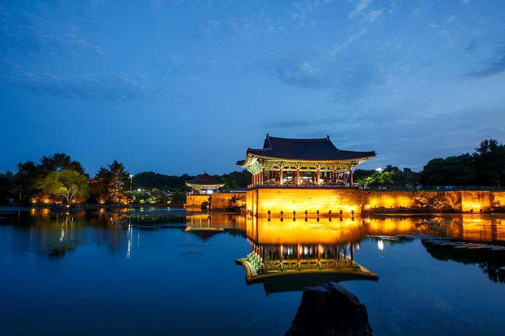 Cung điện Donggung soi bóng dưới mặt nước đẹp tựa bức tranh thủy mặc