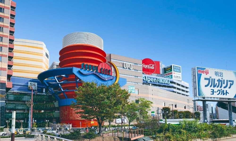 Toàn cảnh mặt ngoài Canal City Hakata với kiến trúc hiện đại, nổi bật ngay giữa trung tâm thành phố