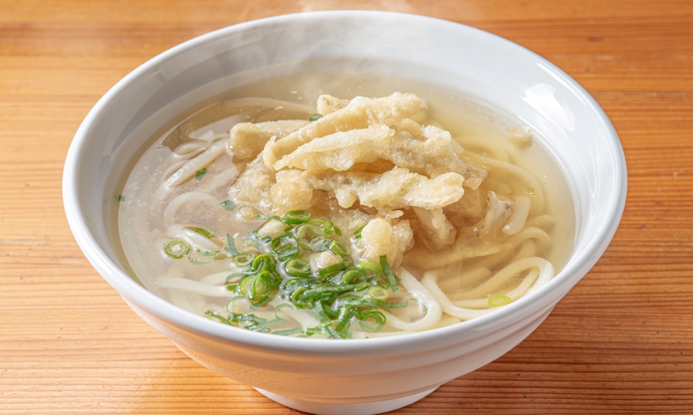 Hakata Udon chan nước dùng thanh nhẹ, ăn kèm goboten giòn tan