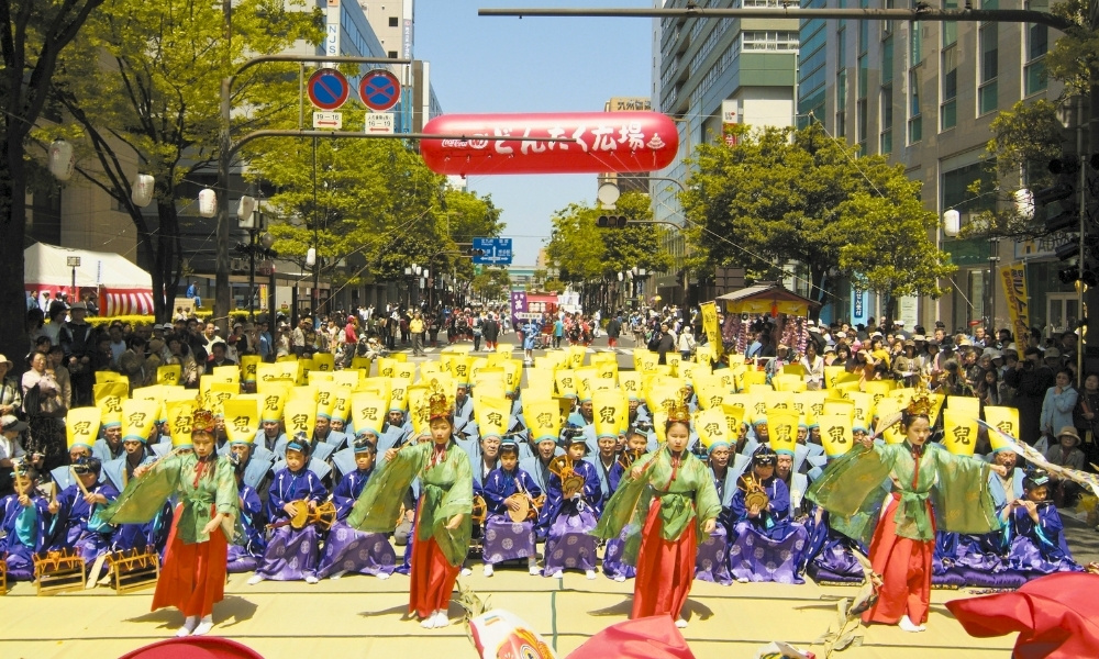 Màn diễu hành với hàng trăm người tham gia tại lễ hội Hakata Dontaku 
