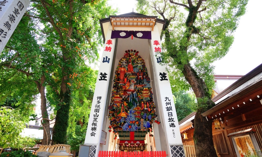Cỗ kiệu Kazariyama tại đền Kushida trong lễ hội Hakata Gion Yamakasa