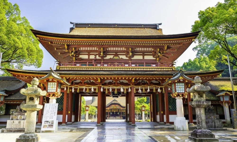 Cổng đền Kushida Jinja uy nghiêm chào đón du khách đến với không gian linh thiêng