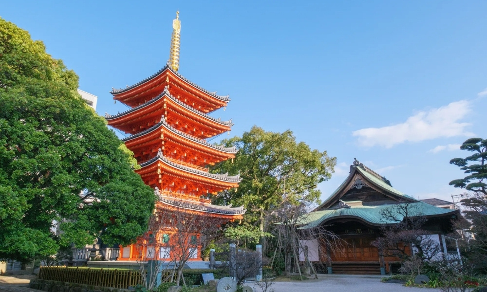 Tháp năm tầng cao 25.9 mét với kiến trúc sơn son nổi bật