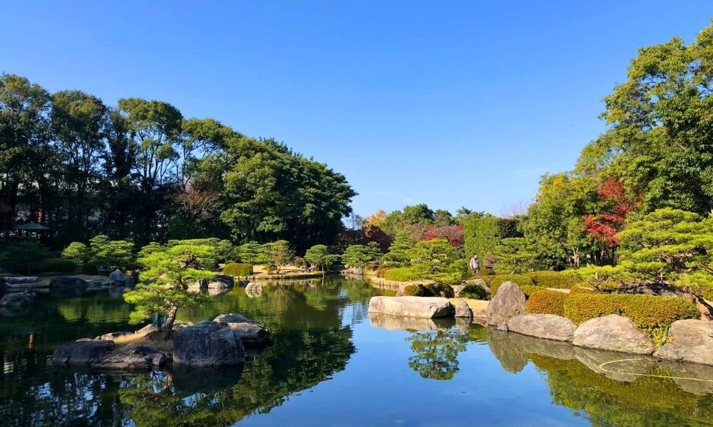 Khuôn viên công viên xanh mát của Công viên Ohori với hồ nước rộng lớn