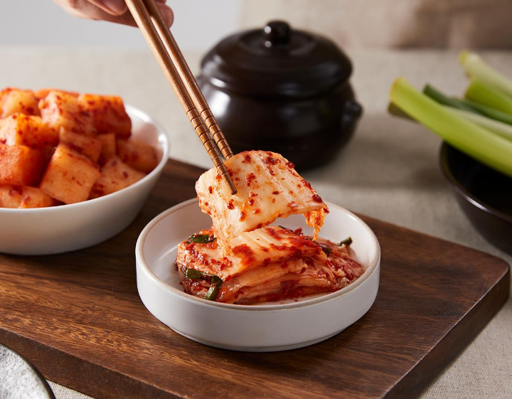 Món ăn biểu tượng của Hàn Quốc, lên men từ cải thảo và ớt bột, mang hương vị cay nồng đặc trưng.