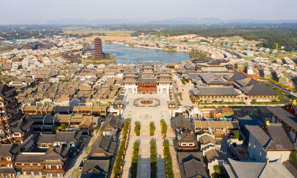 Toàn cảnh Tống Thành Nghi Xuân với kiến trúc cổ kính và tháp cổ bên hồ