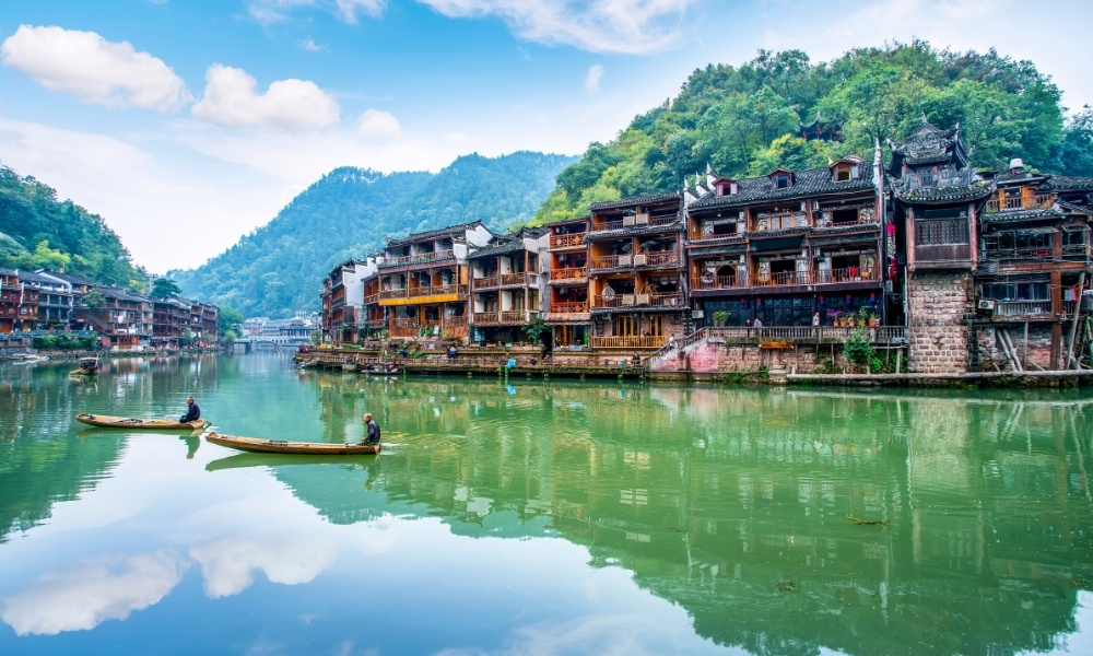 Phượng Hoàng cổ trấn về đêm rực rỡ với ánh đèn lồng phản chiếu trên mặt nước sông Đà Giang