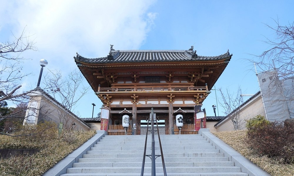 Cổng Niōmon của chùa Sojiji tại Ibaraki nổi bật với kiến trúc lầu môn hai tầng và mái ngói truyền thống