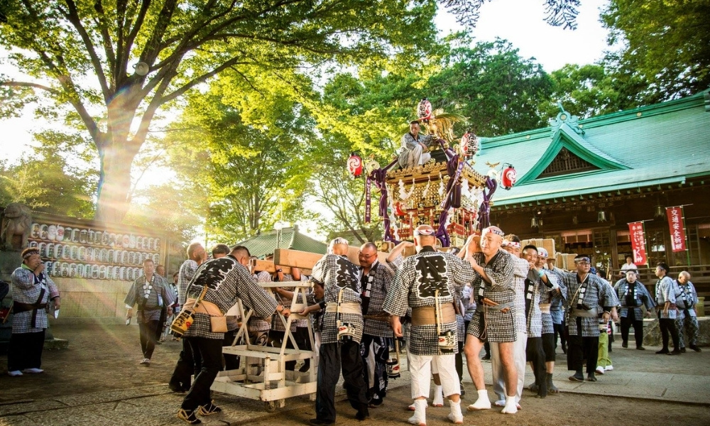 Người dân rước kiệu mikoshi trong lễ hội Shimodate Gion