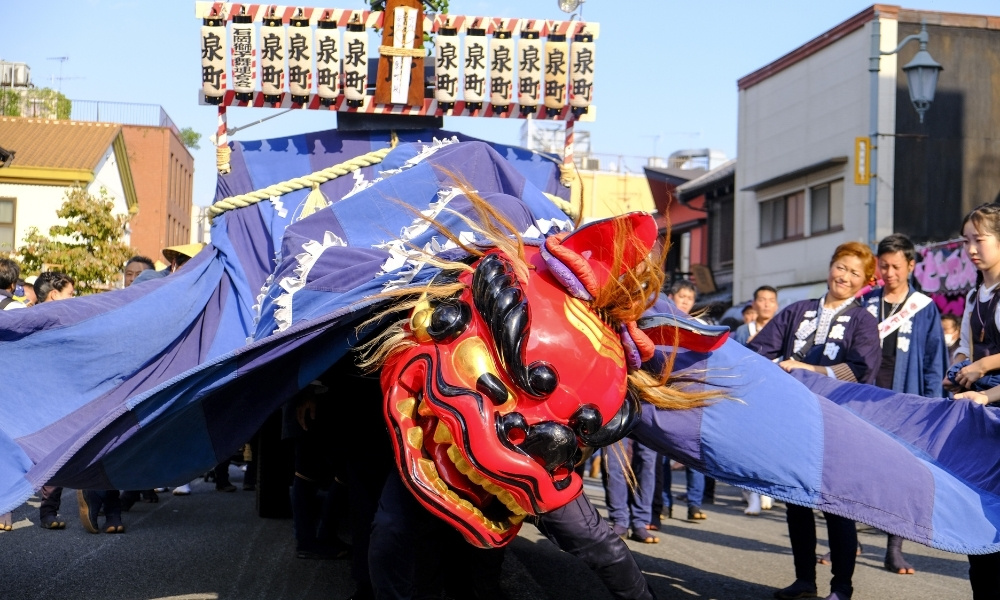Màn múa sư tử Shishimai đặc sắc tại lễ hội Ishioka mang đến không khí náo nhiệt và cầu may mắn.