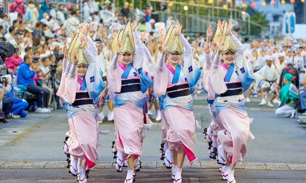  Các vũ công duyên dáng trong điệu múa truyền thống lễ hội Awa Odori