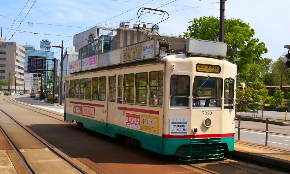 Tàu điện cổ kiểu retro hoạt động trong tại Ibaraki vẫn giữ được nét hoài cổ của thập niên 2000