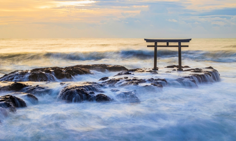 Cổng Kamiiso-no-Torii nằm trên vách đá gập ghềnh khiến ai nấy cũng phải trầm trồ