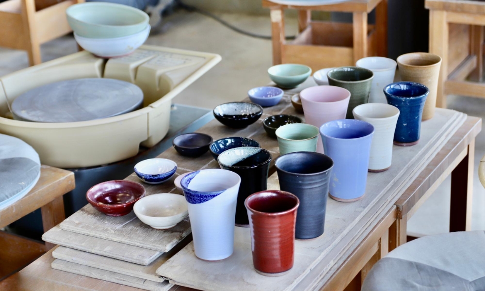 Du khách có thể tham gia nặn những đồ vật nhỏ xinh như cốc, chén,...