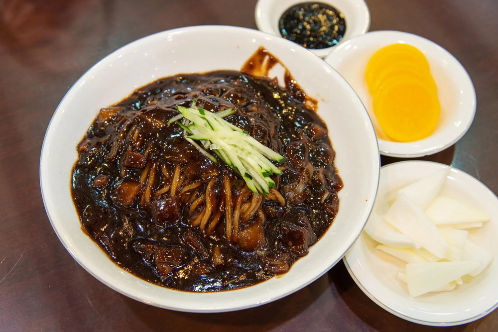 Jjajangmyeon – Biểu tượng ẩm thực gốc Hoa mang hồn Hàn tại Incheon