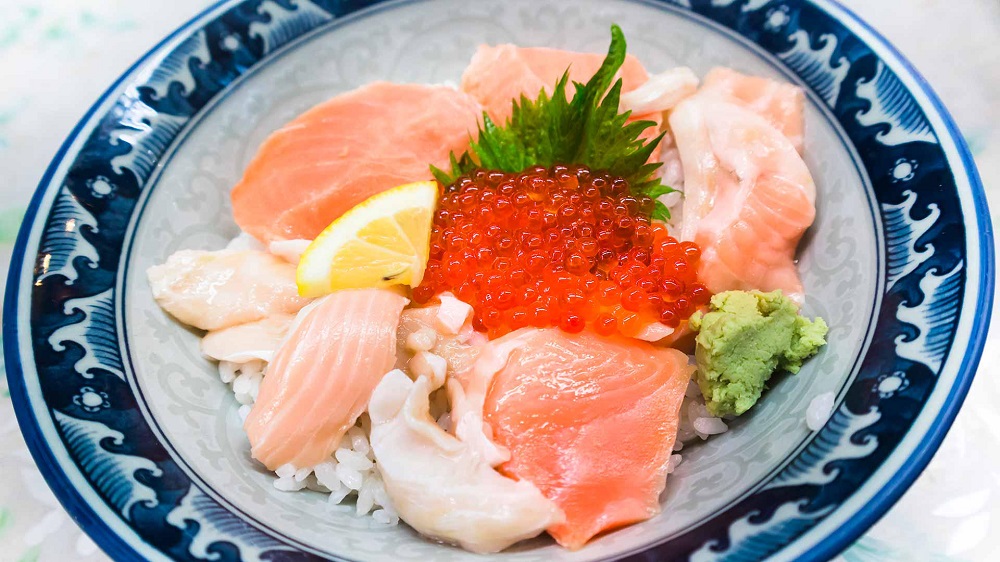 Bát Kaisen-don đầy ắp sashimi tươi rói, phản ánh tinh hoa biển cả của Kanazawa