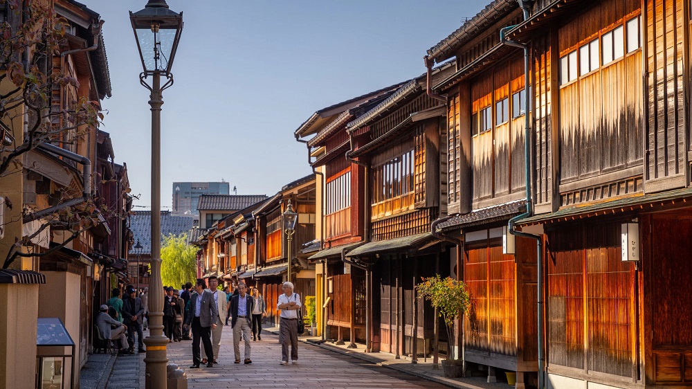 Dãy nhà gỗ truyền thống và những lối đi lát đá tại phố cổ Higashi Chaya