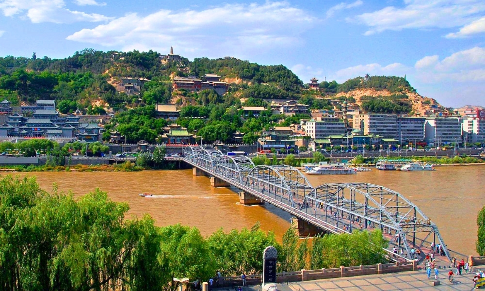 Cầu Trung Sơn bắc qua dòng sông Hoàng Hà là biểu tượng kết nối và phát triển của thành phố Lan Châu