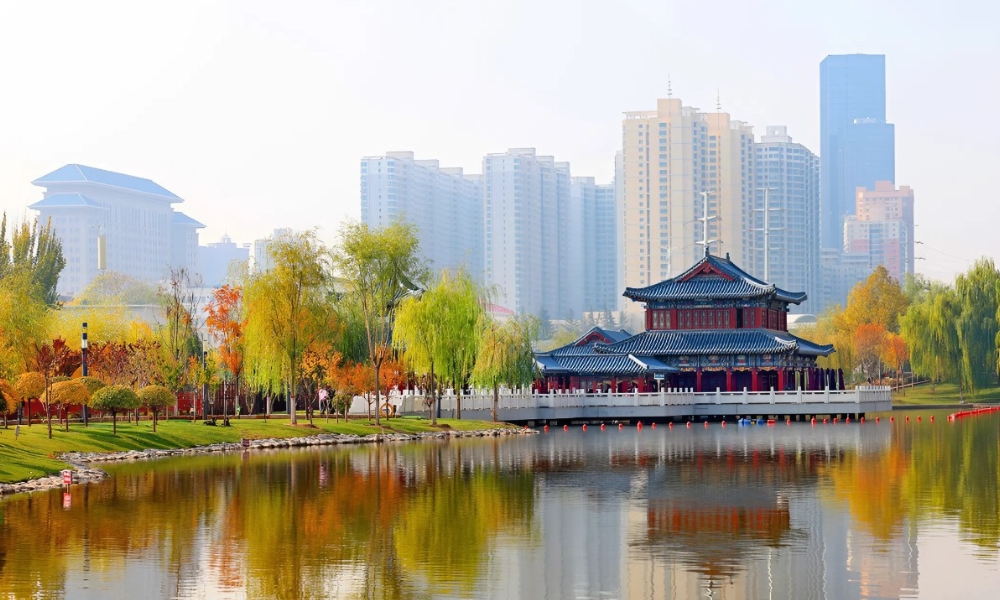 Kiến trúc truyền thống Trung Hoa soi bóng bên hồ yên ả giữa lòng thành phố Lan Châu hiện đại