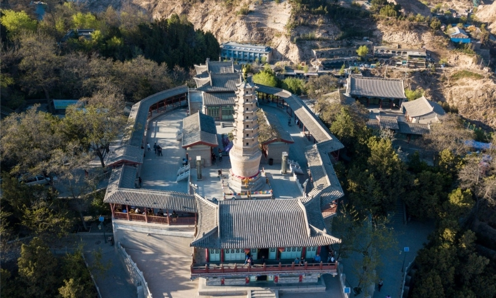 Chùa Bạch Tháp trong Công viên Núi Trắng khi nhìn từ trên cao