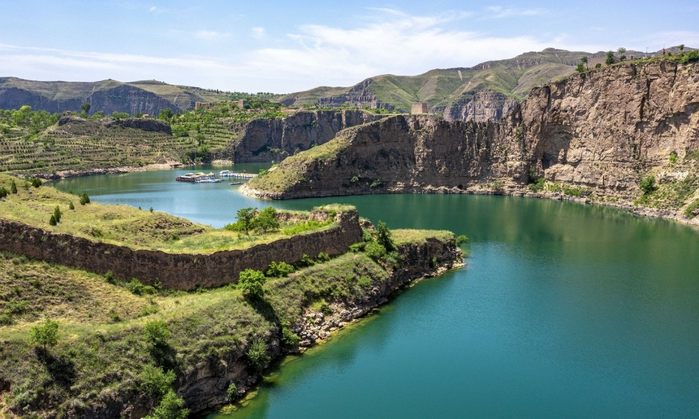 Dòng sông Hoàng Hà uốn lượn giữa vách núi đá tại làng Tùng Ba, Quý Đức