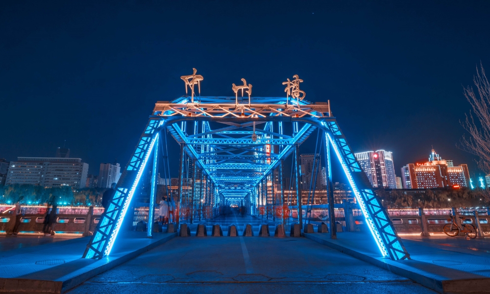 Cầu Trung Sơn tại thành phố Lan Châu rực rỡ ánh đèn ban đêm bên dòng Hoàng Hà