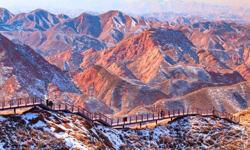 Nét hùng vĩ của Thủy Mặc Đan Hà với núi đỏ rực rỡ bên dòng Hoàng Hà thơ mộng