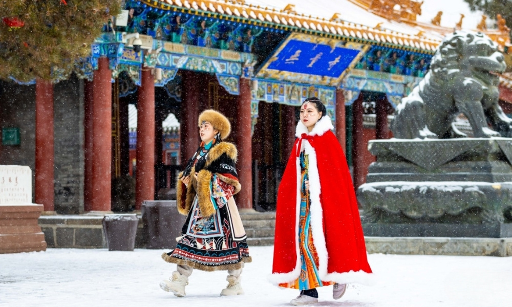 Du khách trong trang phục dân tộc rực rỡ dạo bước giữa khung cảnh tuyết phủ tại phố cổ Thanh Thành