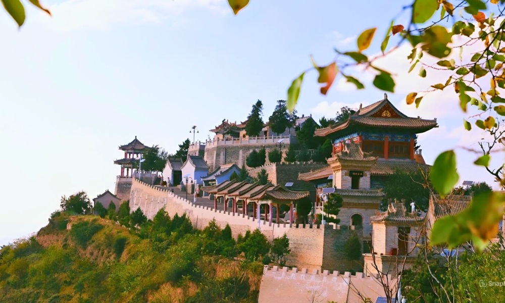 Cảnh sắc hùng vĩ của núi Xinglong với rừng cây xanh ngút ngàn và thung lũng sâu thẳm giữa hai đỉnh núi cao vút