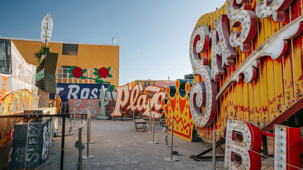 Bảo tàng Neon là nơi lưu trữ các bảng hiệu cổ với nhiều thiết kế khác nhau