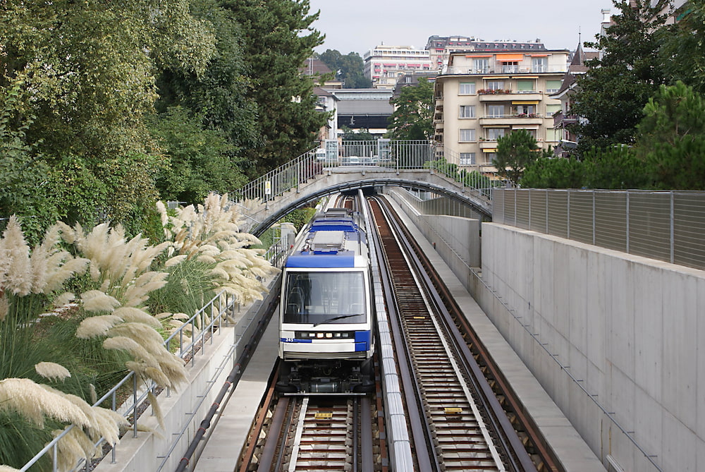 Tàu Metro là phương tiện phổ biến để bạn tham quan Lausanne