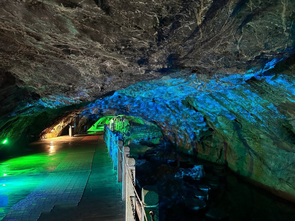 Hang nước Benxi – nơi vẻ đẹp thiên nhiên hòa quyện với sự kỳ ảo của bóng tối và ánh sáng.