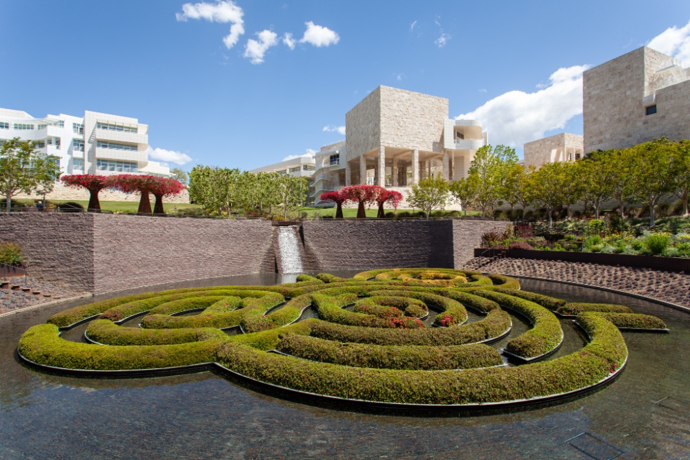 Kiến trúc hiện đại của Getty Center phản chiếu dưới bầu trời xanh