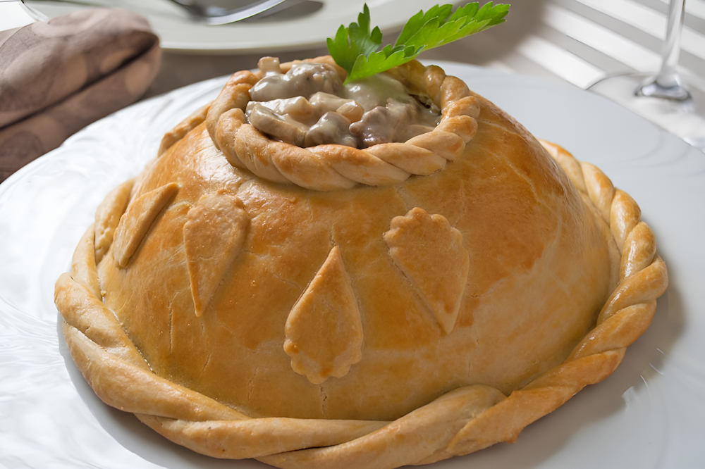 Lucerne Chugelipastete - món bánh nhân thịt bê và nấm quyện sốt kem