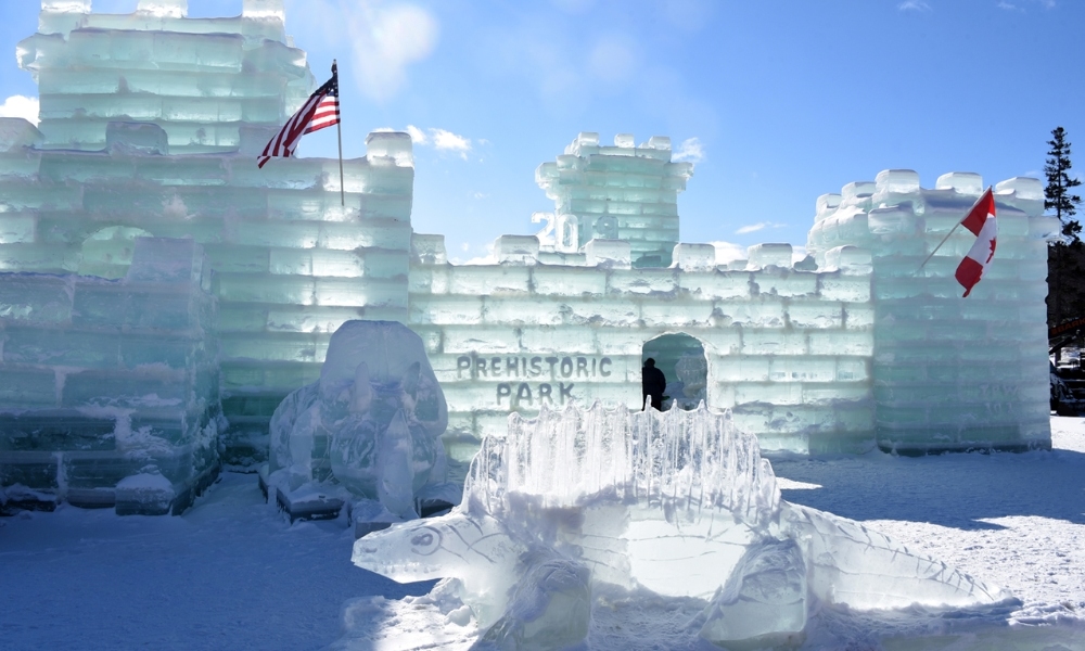 Cung điện băng Ice Palace rực sáng bên hồ Saranac mùa đông